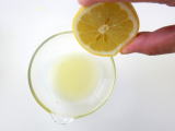 レモンをカットし、果汁を絞る